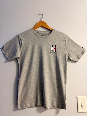 Tommy Hilfiger Men's Heather Gray Logo Crew Tee with Red Accent